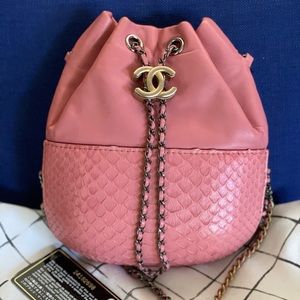 Auth Chanel Bucket Gabrielle small Python and Leather Pink Shoulder Bag